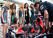 2008 F1 Umbrella Babes